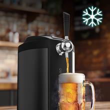 BeerFlow Steel 5000 Dispensador de cerveza con acabados de acero inoxidable de 65 W con temperatura ajustable de 2°C a 12°C, compatible con barriles universales presurizados y no presurizados de 5L, asa y bandeja recogegotas extraíbles, y pies antideslizantes para mayor estabilidad.