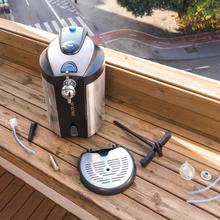 BeerFlow Steel 5000 Bierzapfanlage mit 65 W aus rostfreiem Stahl mit einstellbarer Temperatur von 2°C bis 12°C, kompatibel mit universellen 5-Liter-Fässern mit und ohne Druck, abnehmbarem Griff und Tropfschale sowie rutschfesten Füßen für einen sicheren Stand.
