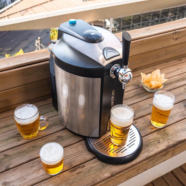 BeerFlow Steel 5000 Dispensador de cerveza con acabados de acero inoxidable de 65 W con temperatura ajustable de 2°C a 12°C, compatible con barriles universales presurizados y no presurizados de 5L, asa y bandeja recogegotas extraíbles, y pies antideslizantes para mayor estabilidad.