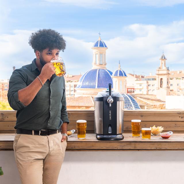 CECOTEC BeerFlow Steel 5000 en terraza con vasos de cerveza