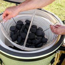 DragonPack 6000 L Pack de accesorios para barbacoa kamado que incluye pinzas, cubierta protectora, recolector de cenizas, canasta para carbón y guantes.
