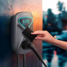 PIT&STOP Residential Charger 7 kW Stazione di ricarica per veicoli elettrici, 32A e 7kW monofase, 5 metri di cavo, tipo 2 per auto elettriche e ibride plug-in, EV Wall Box, schermo LCD, protezione IP65, adatta per interni ed esterni.