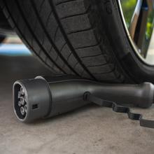 Caricabatterie portatile PIT&GO 3,5 kW Il caricabatteria portatile per auto elettrica consente di caricare la batteria di un'auto elettrica da una presa standard. È composto da un cavo di ricarica e da un adattatore che può essere collegato alla normale corrente elettrica.