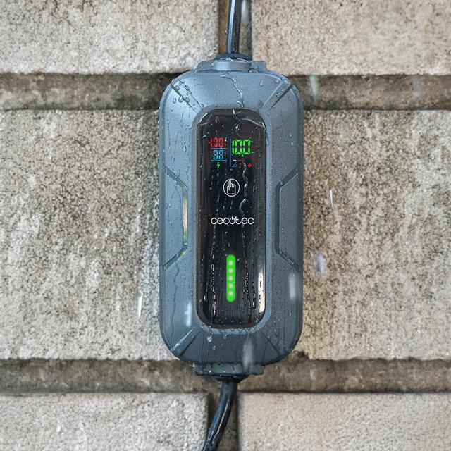 Caricabatterie portatile PIT&GO 3,5 kW Il caricabatteria portatile per auto elettrica consente di caricare la batteria di un'auto elettrica da una presa standard. È composto da un cavo di ricarica e da un adattatore che può essere collegato alla normale corrente elettrica.