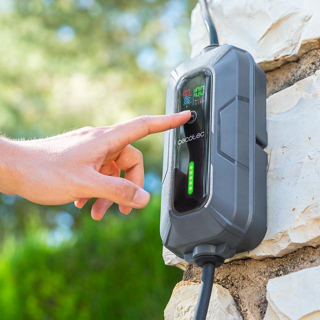 Caricabatterie portatile PIT&GO 3,5 kW Il caricabatteria portatile per auto elettrica consente di caricare la batteria di un'auto elettrica da una presa standard. È composto da un cavo di ricarica e da un adattatore che può essere collegato alla normale corrente elettrica.