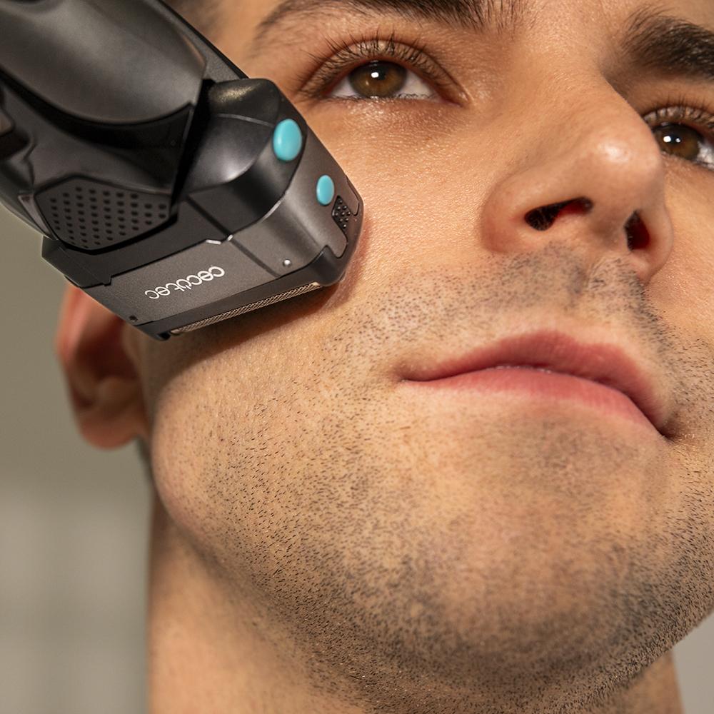 Afeitadora Cecotec PrecisionCare X-Trimm Triple en uso sobre el rostro