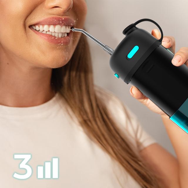 ToothCare Jet Splash Irrigateur de voyage compact et léger avec 3 modes et jusqu'à 8 intensités, avec une capacité de 150 ml et 2 buses interchangeables.