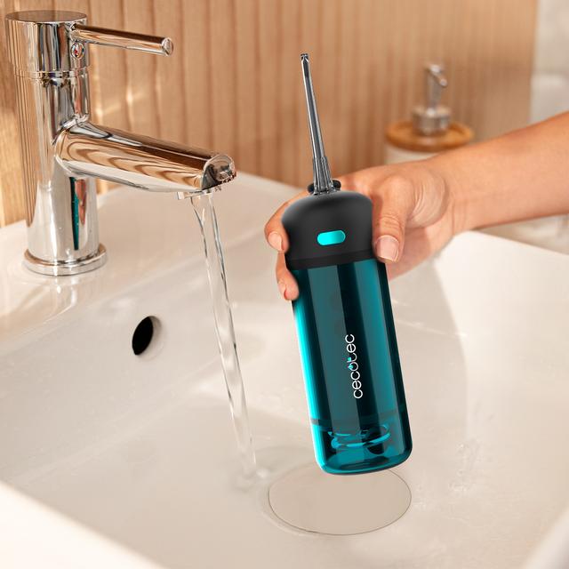 ToothCare Jet Splash Irrigateur de voyage compact et léger avec 3 modes et jusqu'à 8 intensités, avec une capacité de 150 ml et 2 buses interchangeables.