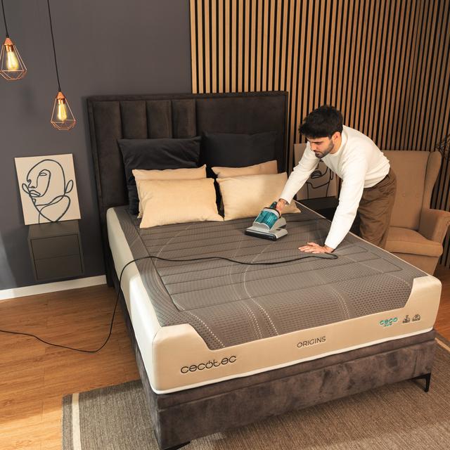 Conga Rockstar 4000 Mattress Aspirador de colchones y tapicerías con 400 W de potencia y 13 kPa de poder de succión. Incluye luz ultravioleta UV-C que acaba hasta con el 99,9 % de los alérgenos. Tecnología con cepillo motorizado que ayuda a eliminar los ácaros de los colchones y tecnología de aire caliente que desinfecta. Depósito doble