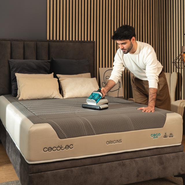 Conga Rockstar 4000 Mattress Aspirador de colchones y tapicerías con 400 W de potencia y 13 kPa de poder de succión. Incluye luz ultravioleta UV-C que acaba hasta con el 99,9 % de los alérgenos. Tecnología con cepillo motorizado que ayuda a eliminar los ácaros de los colchones y tecnología de aire caliente que desinfecta. Depósito doble