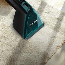 Conga 7000 Carpet&Spot Clean Steam XXL Nettoyant pour tissus d'ameublement d'une puissance de 1700 W. Utilisation de vapeur pour mieux éliminer la saleté. Réservoir d'eau propre de 1600 ml et réservoir d'eau sale de 950 ml. Rayon d'action de 7 mètres.