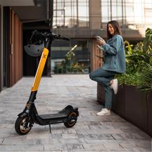 Bongo X45 Sport IT Connected DE Patinete eléctrico con potencia máxima de 900 W que permite superar pendientes y desplazarse por cualquier superficie. Con autonomía de hasta 45 km. Cumple con todos los requisitos de la nueva normativa española de circulación