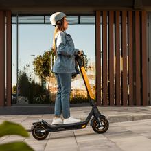 Bongo X45 Sport IT Connected DE Patinete eléctrico con potencia máxima de 900 W que permite superar pendientes y desplazarse por cualquier superficie. Con autonomía de hasta 45 km. Cumple con todos los requisitos de la nueva normativa española de circulación