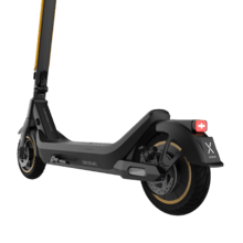 Bongo X45 Sport IT Connected DE Patinete eléctrico con potencia máxima de 900 W que permite superar pendientes y desplazarse por cualquier superficie. Con autonomía de hasta 45 km. Cumple con todos los requisitos de la nueva normativa española de circulación