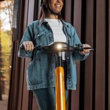 Bongo X45 Sport IT Connected DE Patinete eléctrico con potencia máxima de 900 W que permite superar pendientes y desplazarse por cualquier superficie. Con autonomía de hasta 45 km. Cumple con todos los requisitos de la nueva normativa española de circulación