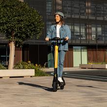 Bongo X45 Sport IT Connected DE Patinete eléctrico con potencia máxima de 900 W que permite superar pendientes y desplazarse por cualquier superficie. Con autonomía de hasta 45 km. Cumple con todos los requisitos de la nueva normativa española de circulación