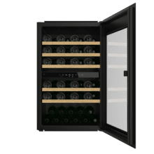 Bolero GrandSommelier Duo 57000 Touch Black Compressor Cantinetta da incasso nera a doppia zona con sensore di apertura Touch, con capacità per 57 bottiglie su 5 ripiani in legno, altezza 88,5 cm e larghezza 59 cm. Sistema di raffreddamento a compressore molto silenzioso (38dB) e refrigerato con gas ecologico (R600a). Luce interna a LED e pannello di controllo touch a LED.