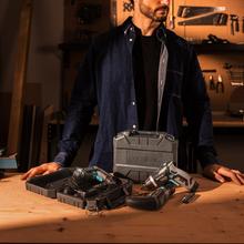 PowerGyro 3500 X-treme Set Akkuschrauber mit Exzenteraufsatz zum Schrauben in Ecken und schwer zugänglichen Stellen. Es verfügt über einen 4-V- und 1.500-mAh-Akku sowie ein Bohrfutter für 6,35-mm-Universal-Sechskant-Bits. Enthält eine Aktentasche und verschiedenes Zubehör.