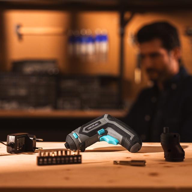 PowerGyro 3500 X-treme Set Akkuschrauber mit Exzenteraufsatz zum Schrauben in Ecken und schwer zugänglichen Stellen. Es verfügt über einen 4-V- und 1.500-mAh-Akku sowie ein Bohrfutter für 6,35-mm-Universal-Sechskant-Bits. Enthält eine Aktentasche und verschiedenes Zubehör.