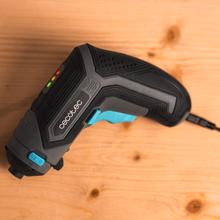 PowerGyro 3500 X-treme Set Akkuschrauber mit Exzenteraufsatz zum Schrauben in Ecken und schwer zugänglichen Stellen. Es verfügt über einen 4-V- und 1.500-mAh-Akku sowie ein Bohrfutter für 6,35-mm-Universal-Sechskant-Bits. Enthält eine Aktentasche und verschiedenes Zubehör.
