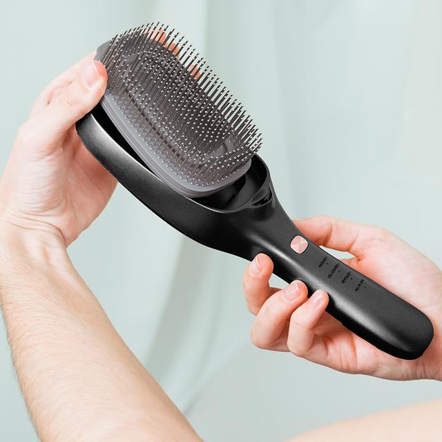 HairCare Revitalize Haarreparaturbürste mit 5 Technologien: Vibration, negative Ionen, EMS-Mikroströme, Low-Power-Laser (LLLT) sowie rotes und blaues LED-Licht. Ersetzen Sie Ihre herkömmliche Bürste und helfen Sie dabei, die Haarkutikula zu regenerieren.