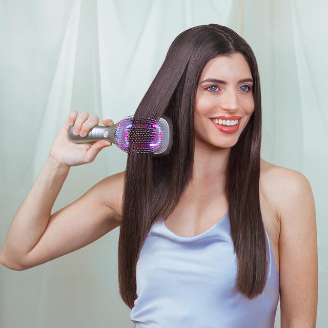 HairCare Revitalize Haarreparaturbürste mit 5 Technologien: Vibration, negative Ionen, EMS-Mikroströme, Low-Power-Laser (LLLT) sowie rotes und blaues LED-Licht. Ersetzen Sie Ihre herkömmliche Bürste und helfen Sie dabei, die Haarkutikula zu regenerieren.