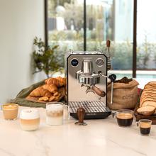 Baristeo Intima Extracción perfecta y crema densa: máquina con bomba italiana de 15 bares, control PID, vaporizador orientable, y sistema Thermoblock para cafés equilibrados y irresistibles en cada taza.