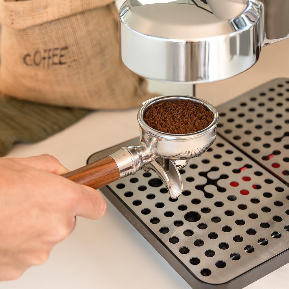 Portafiltro de la CECOTEC Baristeo Intima con café molido