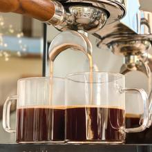 Baristeo Intima Extracción perfecta y crema densa: máquina con bomba italiana de 15 bares, control PID, vaporizador orientable, y sistema Thermoblock para cafés equilibrados y irresistibles en cada taza.