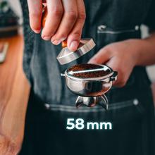 Baristeo Intima Extracción perfecta y crema densa: máquina con bomba italiana de 15 bares, control PID, vaporizador orientable, y sistema Thermoblock para cafés equilibrados y irresistibles en cada taza.
