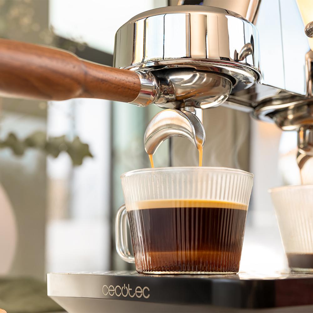 Extracción de café espresso en cafetera CECOTEC Baristeo Intima