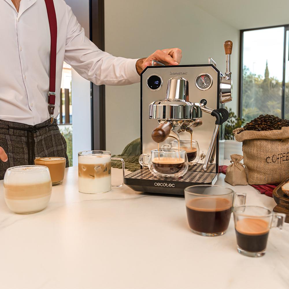 Cafetera Baristeo Intima preparando café en taza