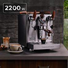 Baristeo Excelsa Cafetera barista con doble caldera, bomba Force Aroma de 15 bares, pre-infusión ajustable y pantalla digital para cafés perfectos con máxima rapidez y control.