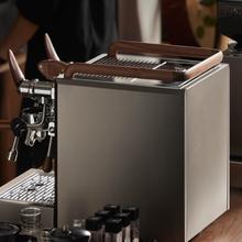 Baristeo Excelsa Cafetera barista con doble caldera, bomba Force Aroma de 15 bares, pre-infusión ajustable y pantalla digital para cafés perfectos con máxima rapidez y control.