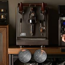 Baristeo Excelsa Cafetera barista con doble caldera, bomba Force Aroma de 15 bares, pre-infusión ajustable y pantalla digital para cafés perfectos con máxima rapidez y control.