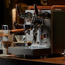 Baristeo Excelsa Cafetera barista con doble caldera, bomba Force Aroma de 15 bares, pre-infusión ajustable y pantalla digital para cafés perfectos con máxima rapidez y control.