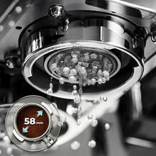 Baristeo Excelsa Cafetera barista con doble caldera, bomba Force Aroma de 15 bares, pre-infusión ajustable y pantalla digital para cafés perfectos con máxima rapidez y control.