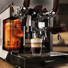 Baristeo Excelsa Cafetera barista con doble caldera, bomba Force Aroma de 15 bares, pre-infusión ajustable y pantalla digital para cafés perfectos con máxima rapidez y control.