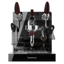 Baristeo Excelsa Cafetera barista con doble caldera, bomba Force Aroma de 15 bares, pre-infusión ajustable y pantalla digital para cafés perfectos con máxima rapidez y control.