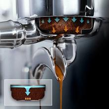 Baristeo Excelsa Cafetera barista con doble caldera, bomba Force Aroma de 15 bares, pre-infusión ajustable y pantalla digital para cafés perfectos con máxima rapidez y control.