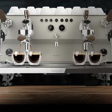 Baristeo Gastro Cafetera profesional con sistema E-61, pre-infusión ajustable en dos fases, bomba de 9 bares y control PID para extraer todo el sabor, aroma y crema en cada taza.