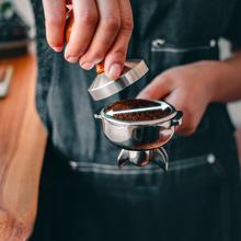 Baristeo Gastro Cafetera profesional con sistema E-61, pre-infusión ajustable en dos fases, bomba de 9 bares y control PID para extraer todo el sabor, aroma y crema en cada taza.