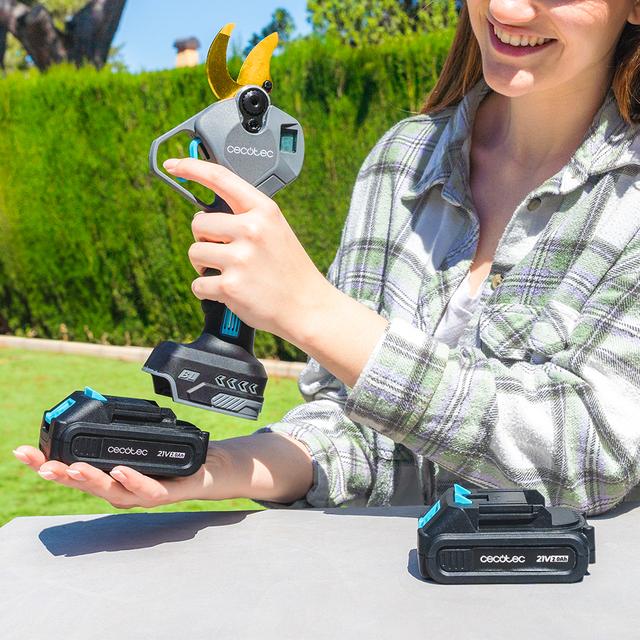 TitanCut 3000 Cesoie da potatura elettriche. Due batterie da 21 V. Motore Brushless, senza spazzole. Rami fino a 30 mm. Lame con rivestimento in titanio. Display di controllo digitale. Include una valigetta e diversi accessori.