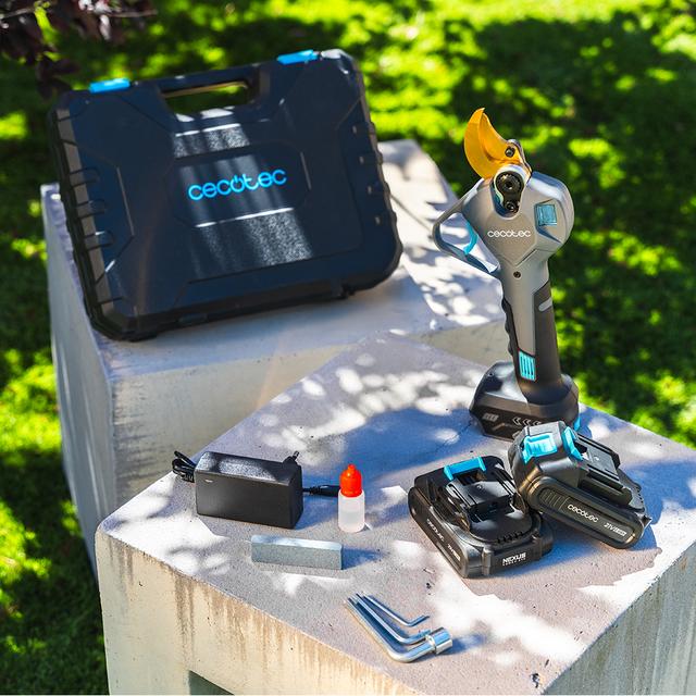 TitanCut 3000 Cesoie da potatura elettriche. Due batterie da 21 V. Motore Brushless, senza spazzole. Rami fino a 30 mm. Lame con rivestimento in titanio. Display di controllo digitale. Include una valigetta e diversi accessori.