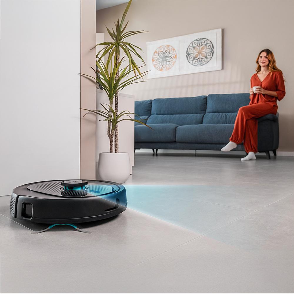 Conga 9990 AI limpiando suelo con navegación láser inteligente