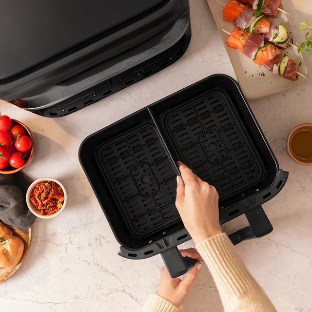 Cecofry Dual 9000 Ölfreie Fritteuse Airfryer 9 L digitale und kompakte ölfreie Fritteuse mit 9 L Fassungsvermögen, PerfectCook-Technologie und mobiler Trennwand zur Auswahl zwischen zwei Körben mit doppelter Temperatur oder einem einzigen Eimer.