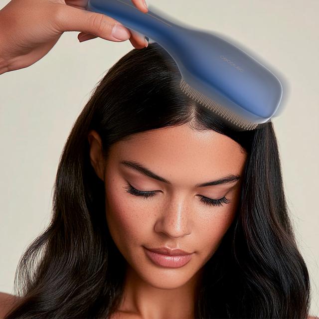 HairCare Revitalize Blue Cepillo reparador de cabello con 5 tecnologías: vibración, iones negativos, microcorrientes EMS, láser de baja potencia (LLLT) y luz LED roja y azul. Sustituye tu cepillo convencional y ayuda a regenerar las cutículas del cabello.