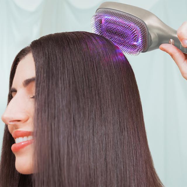 HairCare Revitalize Champagne Spazzola per la riparazione dei capelli con 5 tecnologie: vibrazione, ioni negativi, microcorrenti EMS, laser a bassa potenza (LLLT) e luce LED rossa e blu. Sostituisci la tua spazzola convenzionale e aiuta a rigenerare le cuticole dei capelli.