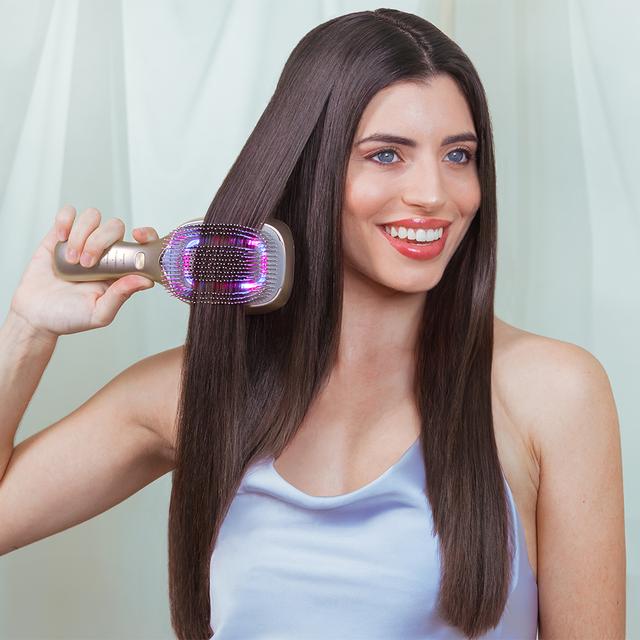 HairCare Revitalize Champagne Brosse réparatrice capillaire avec 5 technologies : vibration, ions négatifs, microcourants EMS, laser basse puissance (LLLT) et lumière LED rouge et bleue. Remplacez votre brosse conventionnelle et aidez à régénérer les cuticules des cheveux.