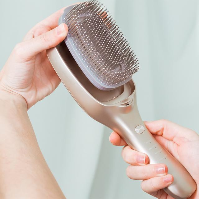 HairCare Revitalize Champagne Haarreparaturbürste mit 5 Technologien: Vibration, negative Ionen, EMS-Mikroströme, Low-Power-Laser (LLLT) sowie rotes und blaues LED-Licht. Ersetzen Sie Ihre herkömmliche Bürste und helfen Sie dabei, die Haarkutikula zu regenerieren.